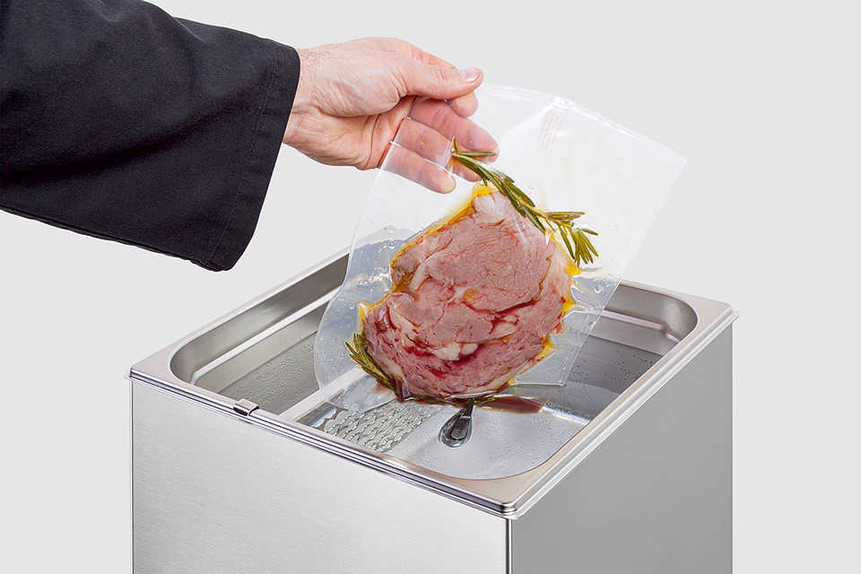 Fleisch im Sous-vide von allfo gehalten von einer Hand